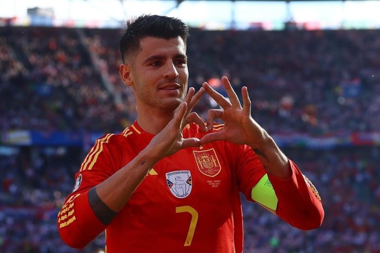 Alvaro Morata mentr fa il gesto del cuore in campo