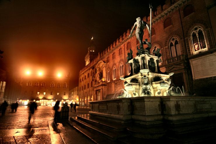 Bologna: foto artsitica della città di sera