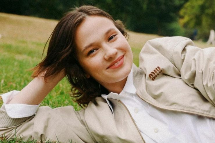 Cailee Spaeny sorridente rilassata sul prato