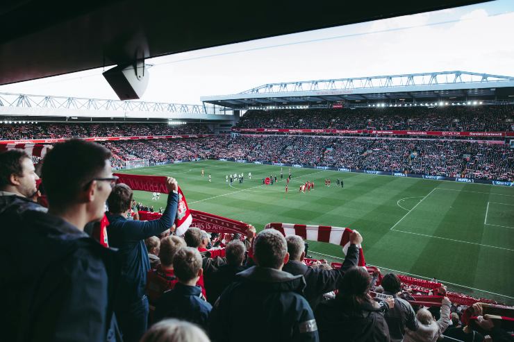 Tifosi allo stadio sventolano sciarpe