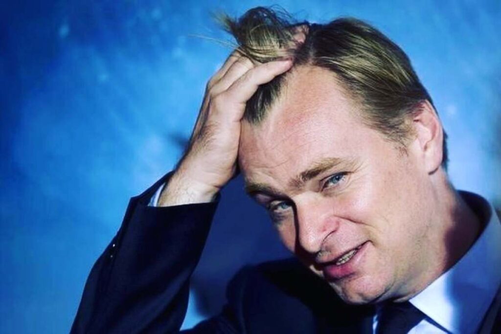 Christopher Nolan con la mano tra i capelli