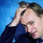 Christopher Nolan con la mano tra i capelli