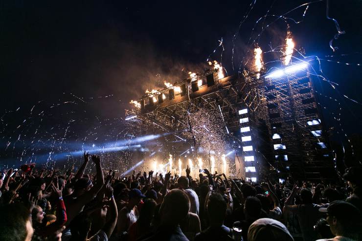 Pubblico in delirio ad un concerto rock