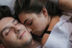 Una coppia a letto che dorme