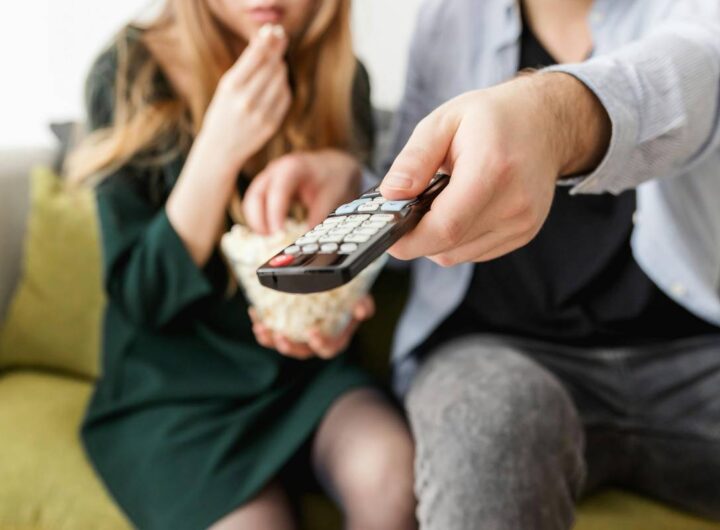 Un telecomando nella mano di un uomo che cambia canale