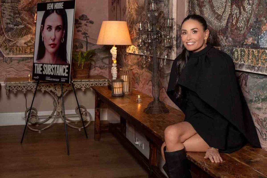 Demi Moore accanto alla locandina di The substance