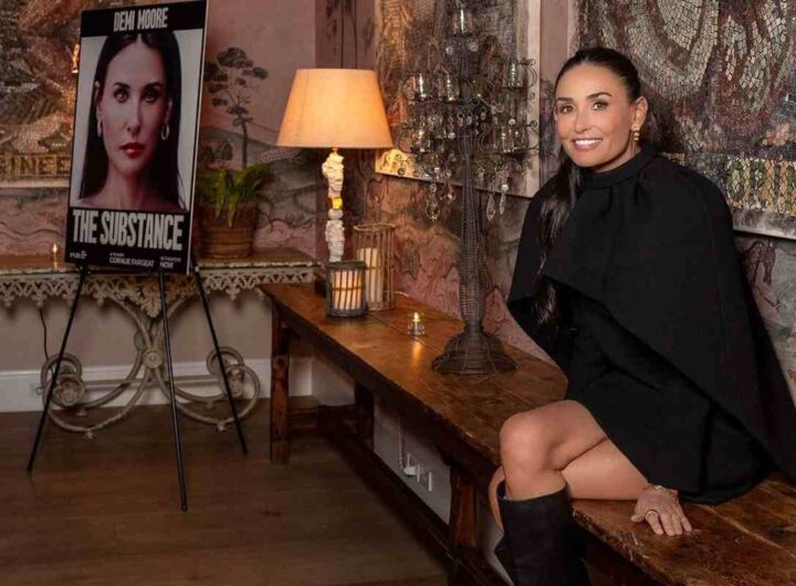 Demi Moore accanto alla locandina di The substance