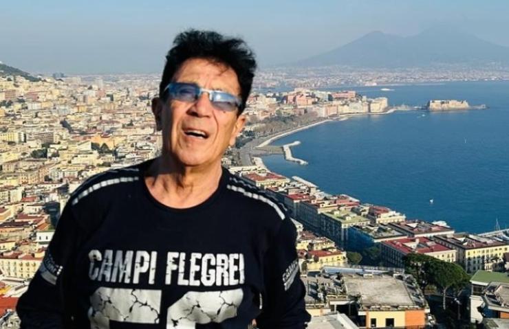 Edoardo Bennato con alle spalle il Golfo di Napoli