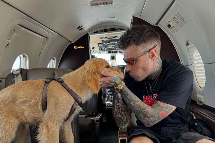 Fedez bacia il suo cane