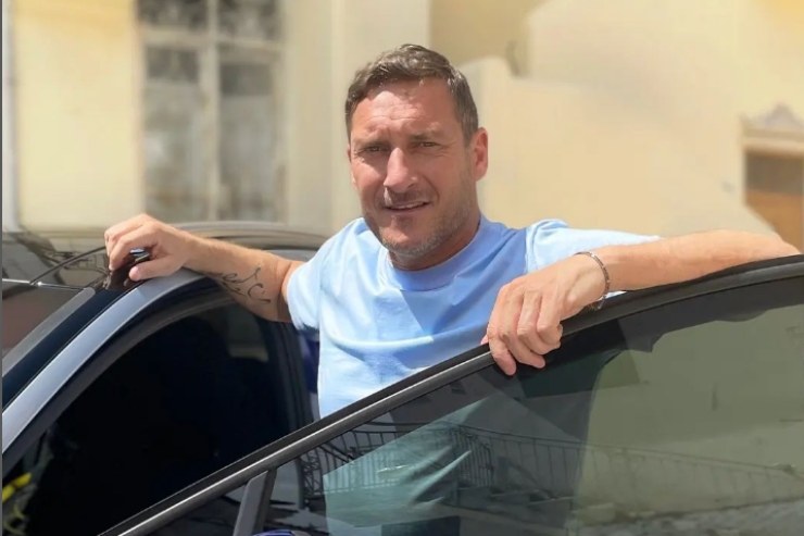 Francesco Totti mentre sale nella sua auto