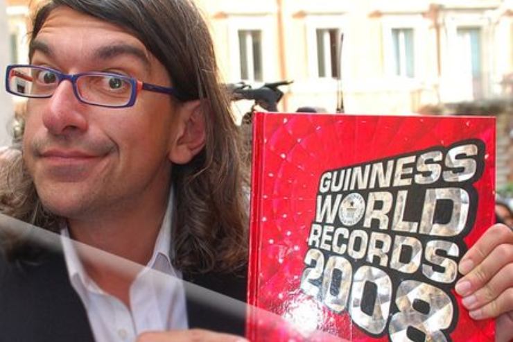 Gabriele Paolini mostra il certificato del guinnes 2008