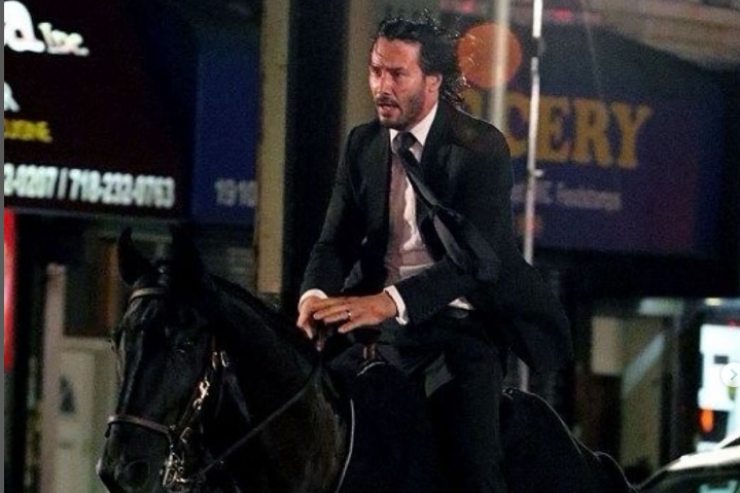 Keanu Reeves a cavallo in città