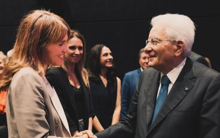 Paola Cortellesi e Sergio Mattarella si stringono la mano