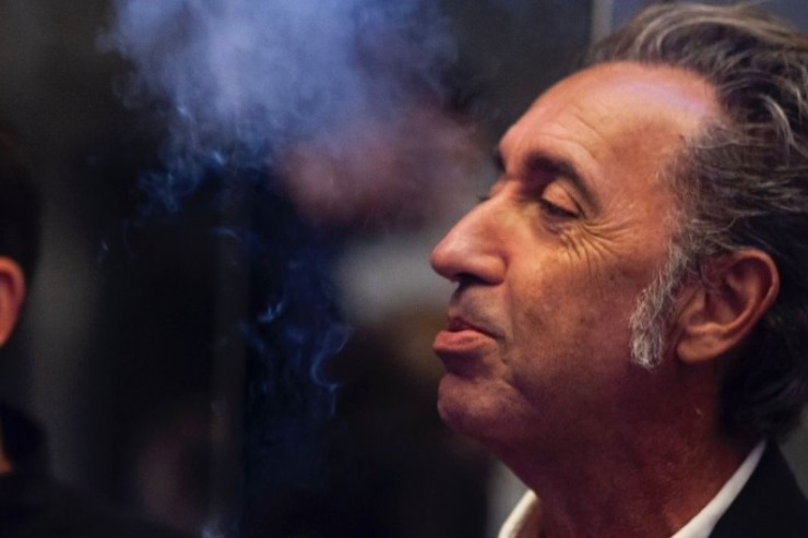 Paolo Sorrentino si rilassa fumando una sigaretta