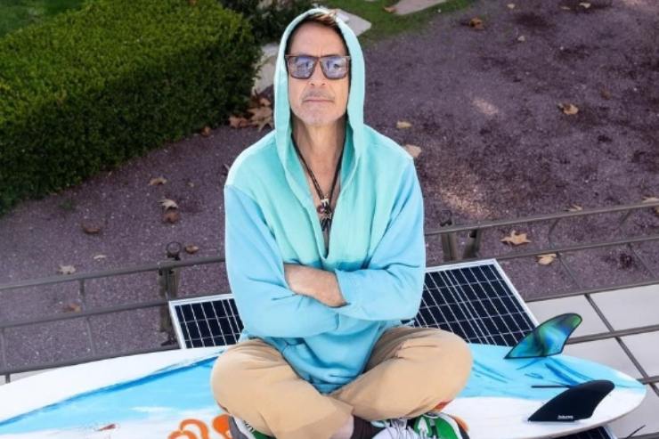 Robert Downey Jr sulla tavola da surf