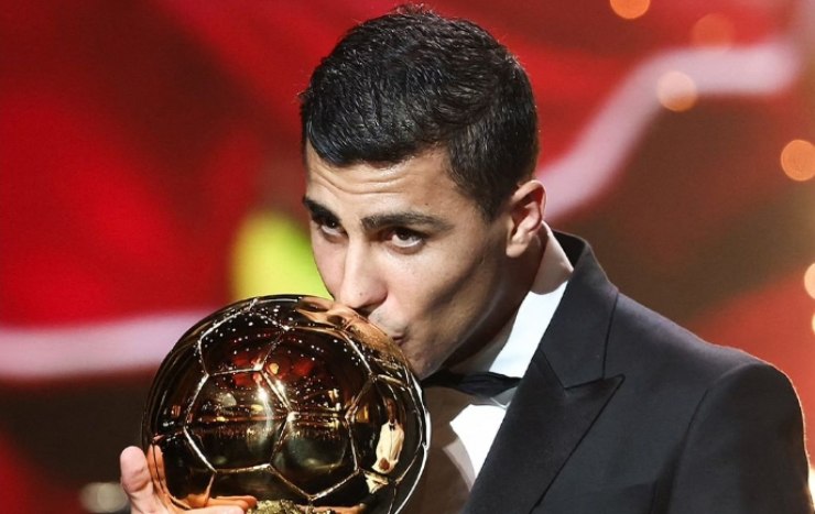 Rodri bacia il Pallone d'oro