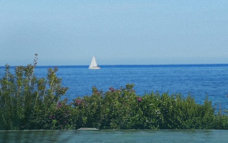 Una vista del mare dalla terra ferma 