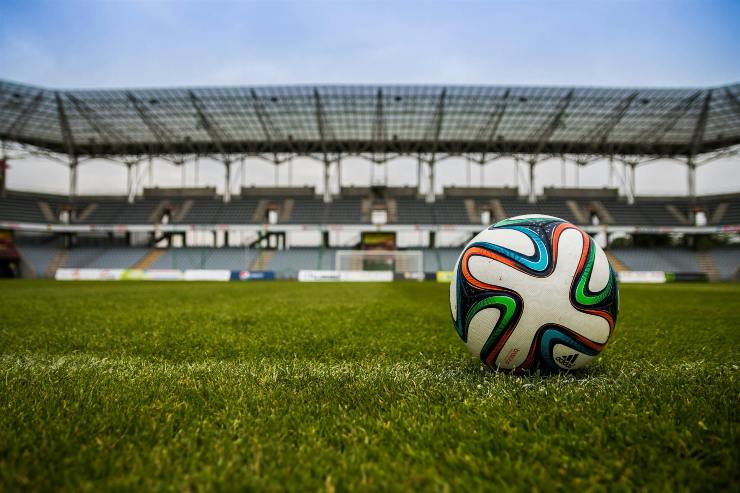 Un pallone sul campo di calcio