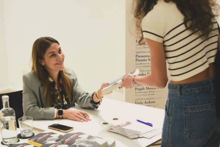 La scrittrice Viola Ardone autografa un suo libro per una fan