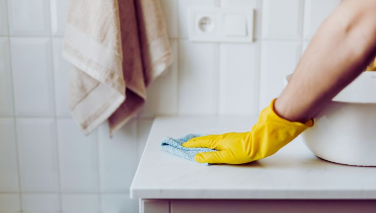 Metti una pastiglia per dentiera in un bicchiere