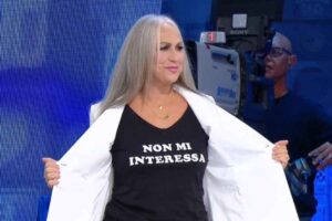 Alessandra Celentano sfoggia la sua maglietta