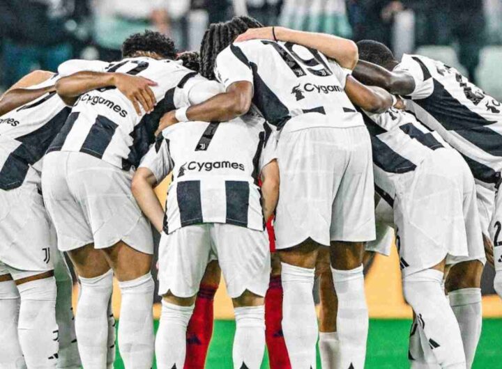 Calciatori della Juventus si caricano prima della partita