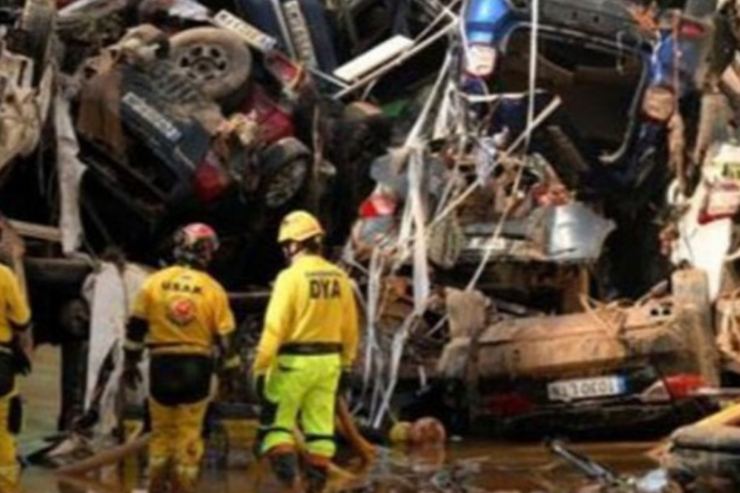 Alluvione a Valencia: auto accatastate dal fango