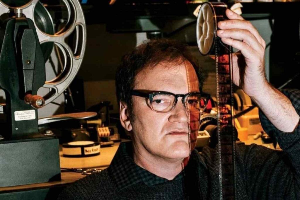 Quentin Tarantino guarda una pellicola