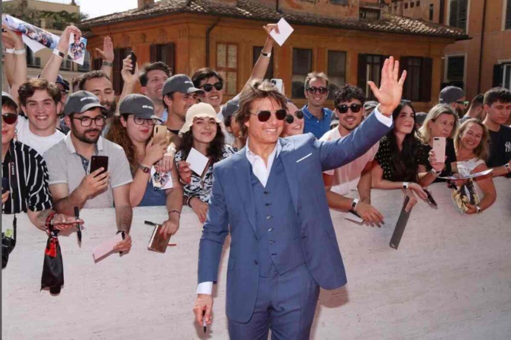 Tom Cruise a Roma saluta i suoi fans