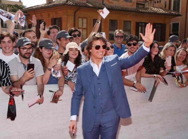 Tom Cruise a Roma saluta i suoi fans